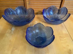 Série de 3 saladiers vintage en verre moulé bleu formant pétale de fleur