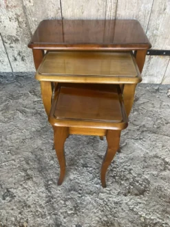 Série de 3 tables gigognes anciennes style louis xv bois vintage