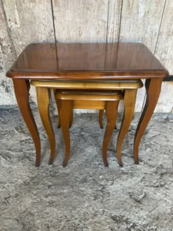 Série de 3 tables gigognes anciennes style louis xv bois vintage