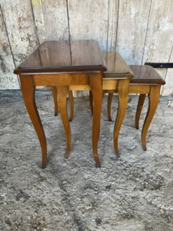 Série de 3 tables gigognes anciennes style louis xv bois vintage