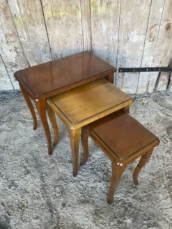 Série de 3 tables gigognes anciennes style louis xv bois vintage
