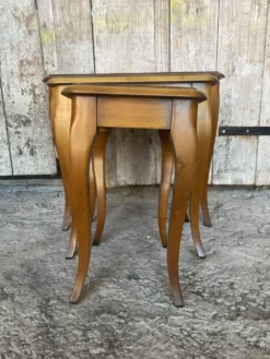 Série de 3 tables gigognes anciennes style louis xv bois vintage