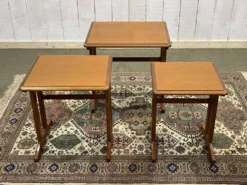 Série de 3 tables gigognes en teck des années 70