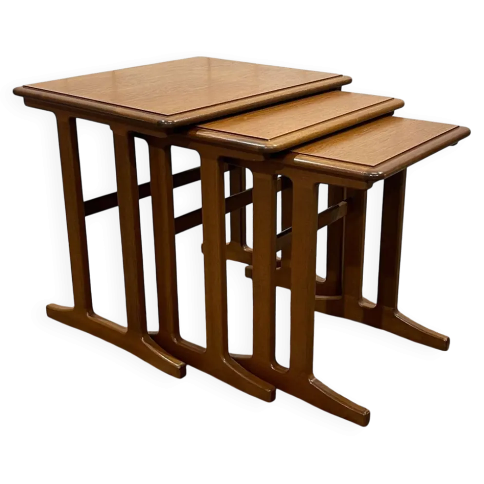 Série de 3 tables gigognes en teck des années 70