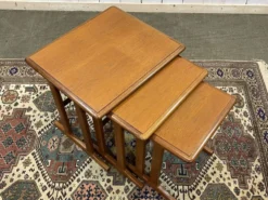 Série de 3 tables gigognes en teck des années 70