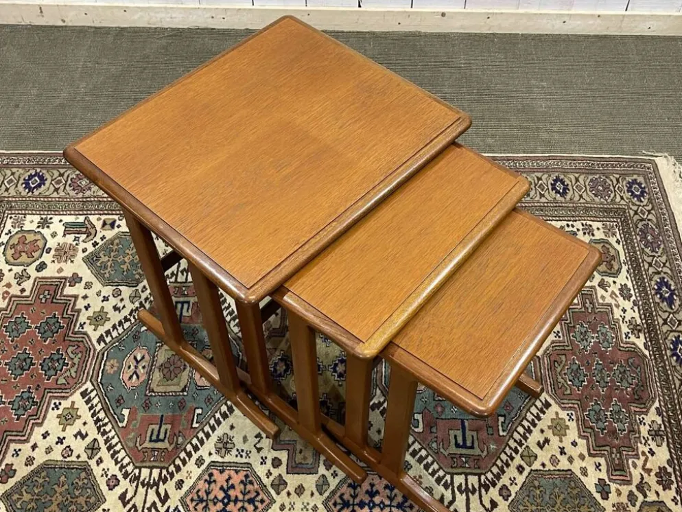 Série de 3 tables gigognes en teck des années 70