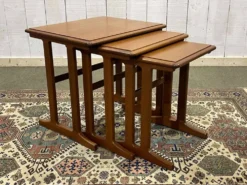 Série de 3 tables gigognes en teck des années 70