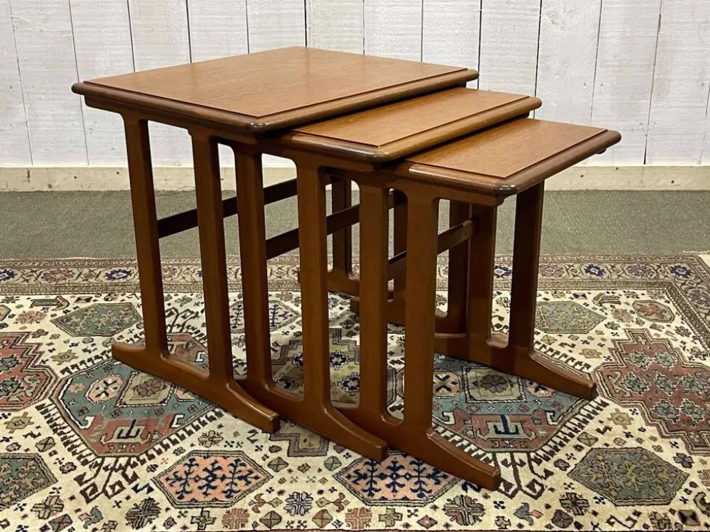 Série de 3 tables gigognes en teck des années 70