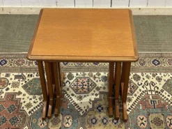Série de 3 tables gigognes en teck des années 70