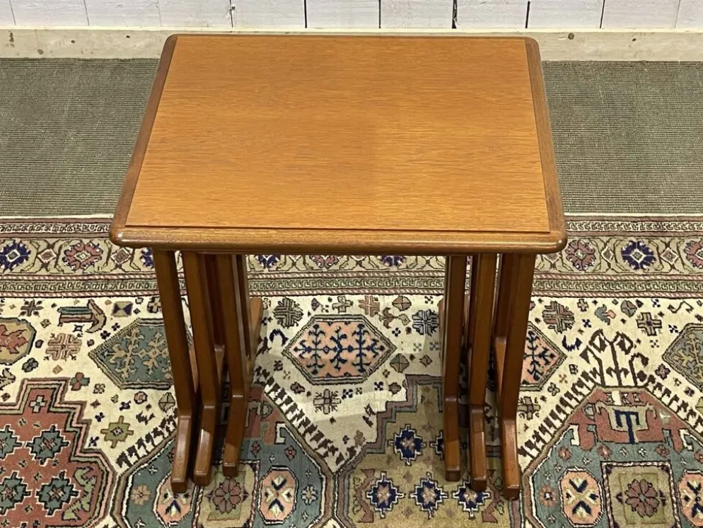 Série de 3 tables gigognes en teck des années 70