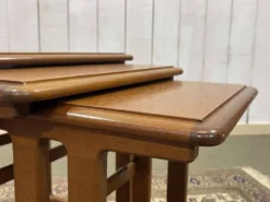 Série de 3 tables gigognes en teck des années 70