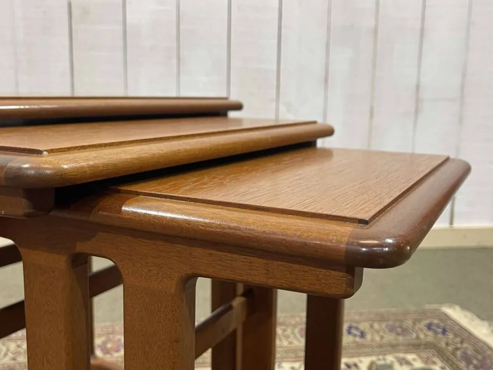 Série de 3 tables gigognes en teck des années 70