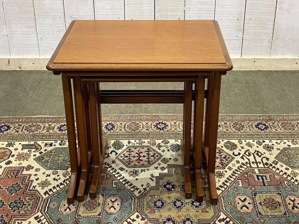 Série de 3 tables gigognes en teck des années 70