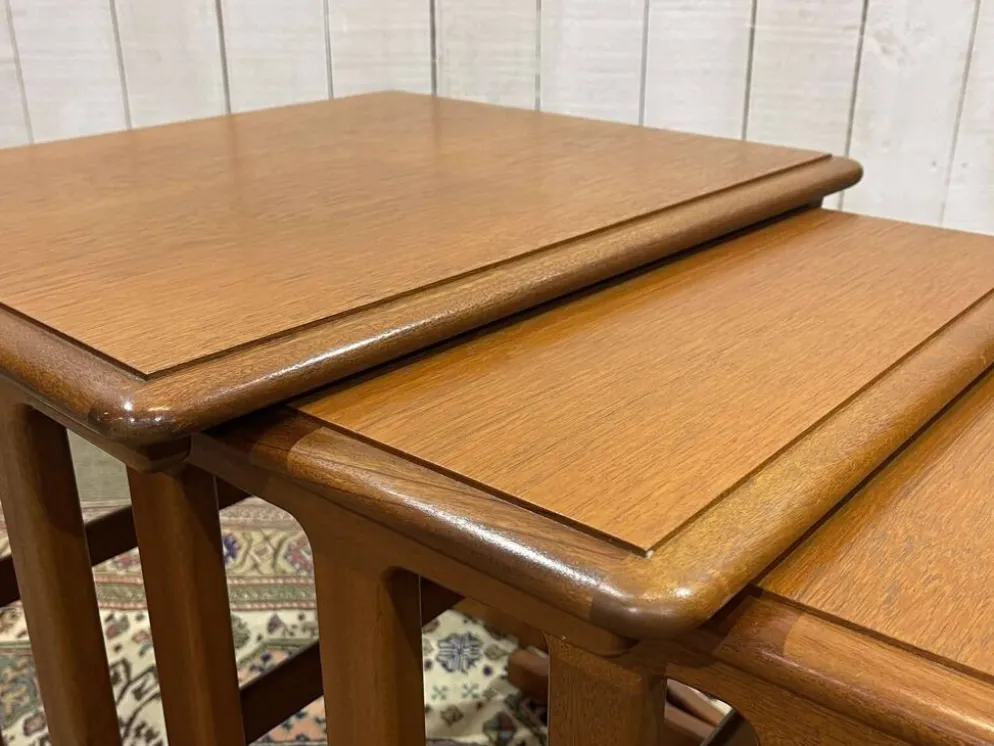 Série de 3 tables gigognes en teck des années 70