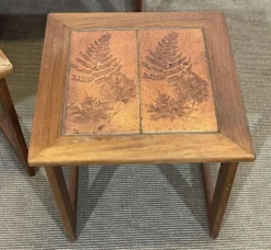 Série de 3 tables gigognes en teck et dessus carrelé