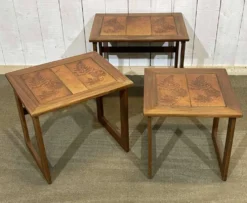 Série de 3 tables gigognes en teck et dessus carrelé