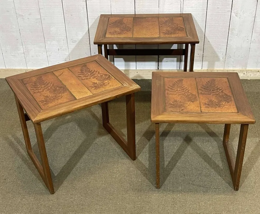 Série de 3 tables gigognes en teck et dessus carrelé
