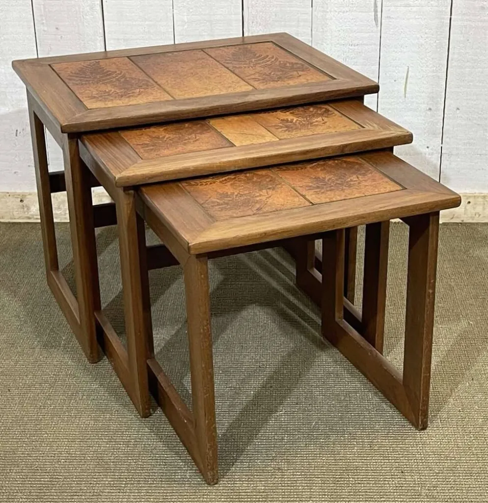 Série de 3 tables gigognes en teck et dessus carrelé