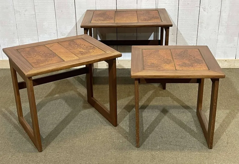 Série de 3 tables gigognes en teck et dessus carrelé