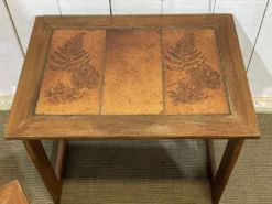 Série de 3 tables gigognes en teck et dessus carrelé