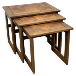 Série de 3 tables gigognes en teck et dessus carrelé