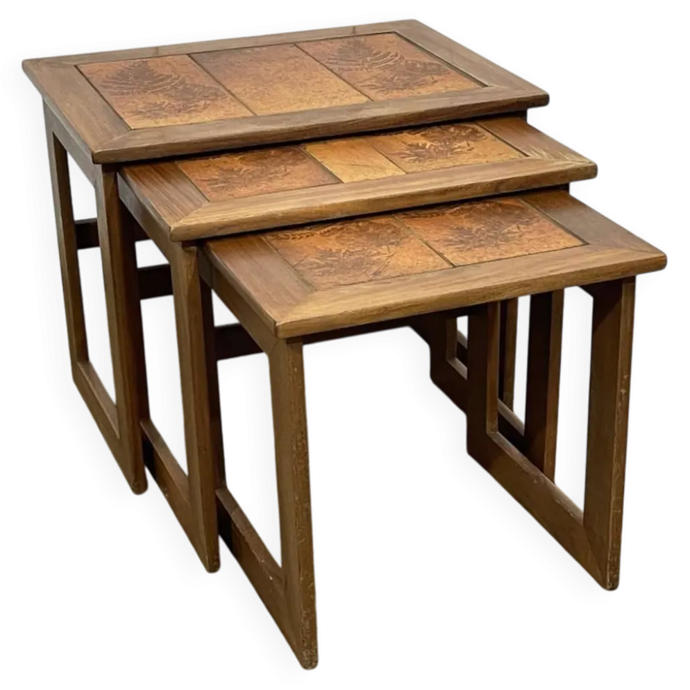 Série de 3 tables gigognes en teck et dessus carrelé