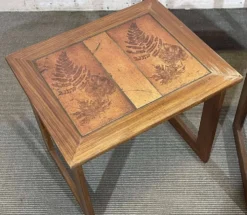 Série de 3 tables gigognes en teck et dessus carrelé