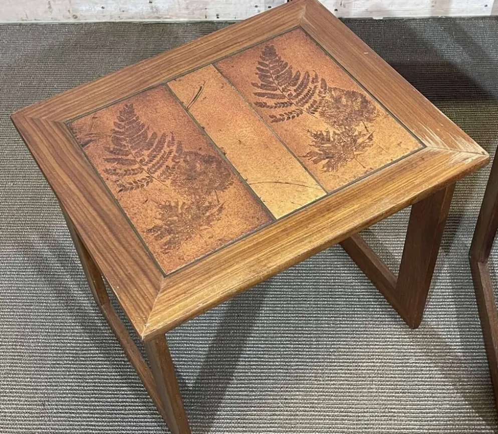 Série de 3 tables gigognes en teck et dessus carrelé