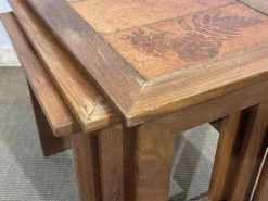 Série de 3 tables gigognes en teck et dessus carrelé