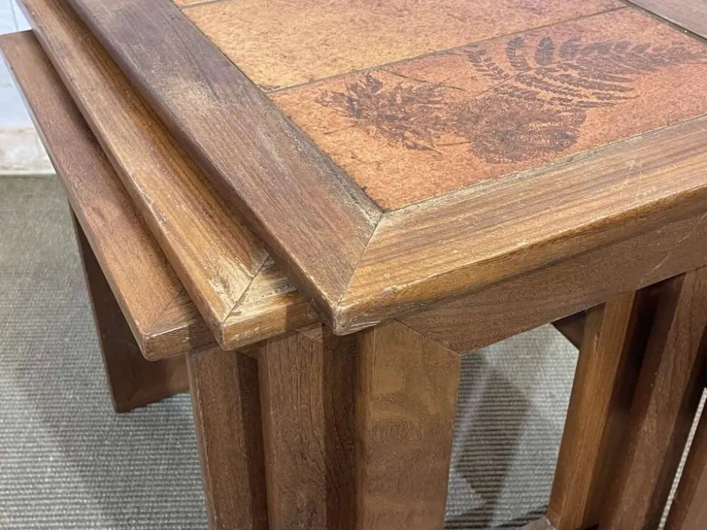 Série de 3 tables gigognes en teck et dessus carrelé