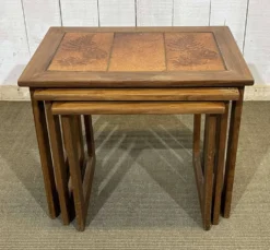 Série de 3 tables gigognes en teck et dessus carrelé