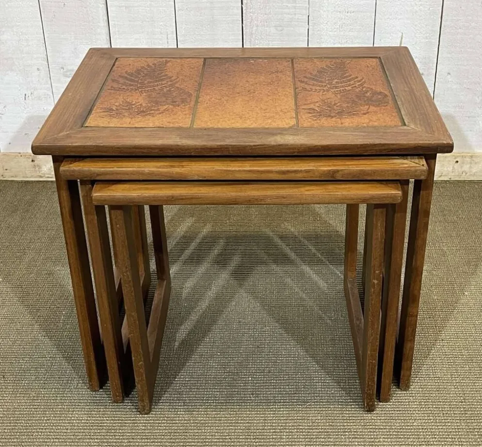 Série de 3 tables gigognes en teck et dessus carrelé