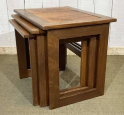 Série de 3 tables gigognes en teck et dessus carrelé