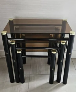 Série de 3 tables gigognes vintage en verre fumé et métal noir – années 70