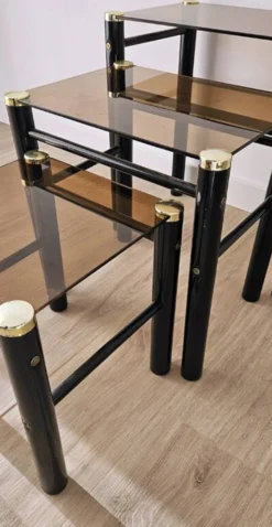 Série de 3 tables gigognes vintage en verre fumé et métal noir – années 70