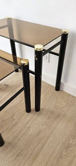 Série de 3 tables gigognes vintage en verre fumé et métal noir – années 70