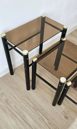 Série de 3 tables gigognes vintage en verre fumé et métal noir – années 70