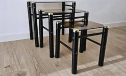 Série de 3 tables gigognes vintage en verre fumé et métal noir – années 70