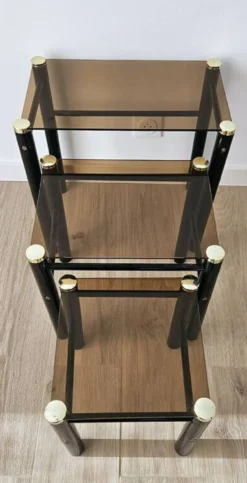 Série de 3 tables gigognes vintage en verre fumé et métal noir – années 70