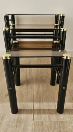 Série de 3 tables gigognes vintage en verre fumé et métal noir – années 70