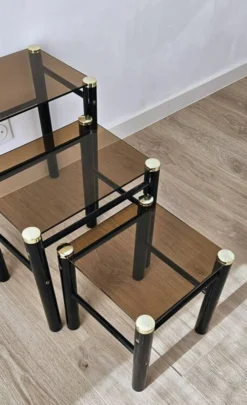 Série de 3 tables gigognes vintage en verre fumé et métal noir – années 70