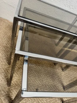 Série de 3 tables gigognes vintage – Métal chromé & verre fumé