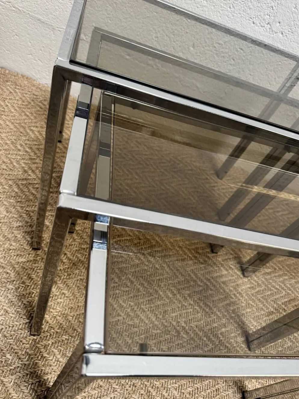 Série de 3 tables gigognes vintage – Métal chromé & verre fumé