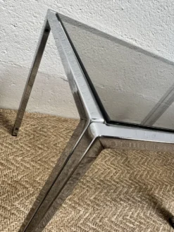 Série de 3 tables gigognes vintage – Métal chromé & verre fumé