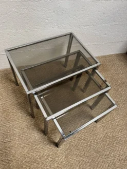 Série de 3 tables gigognes vintage – Métal chromé & verre fumé