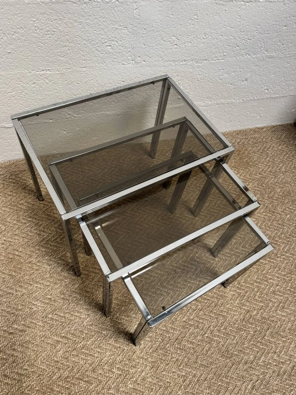 Série de 3 tables gigognes vintage – Métal chromé & verre fumé