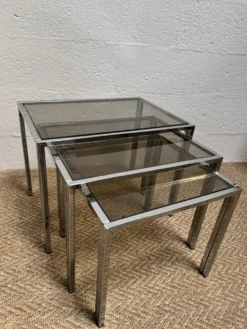 Série de 3 tables gigognes vintage – Métal chromé & verre fumé