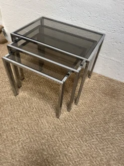 Série de 3 tables gigognes vintage – Métal chromé & verre fumé