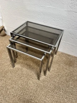 Série de 3 tables gigognes vintage – Métal chromé & verre fumé