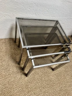 Série de 3 tables gigognes vintage – Métal chromé & verre fumé